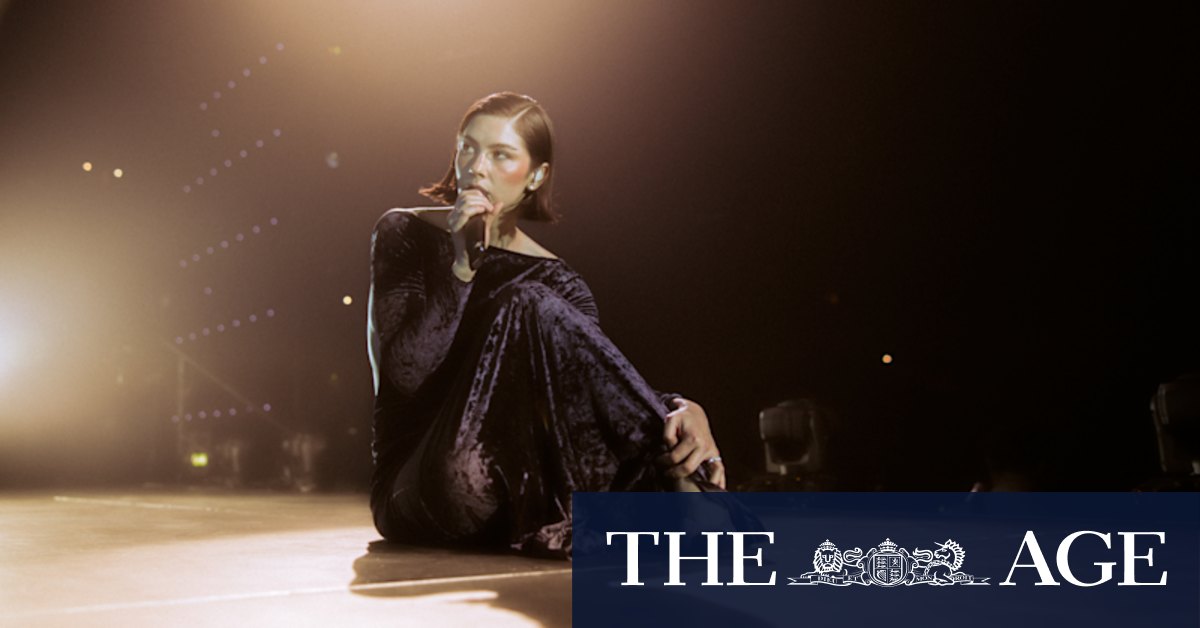 Gracie Abrams: Arena Singalong & Emotional Honesty