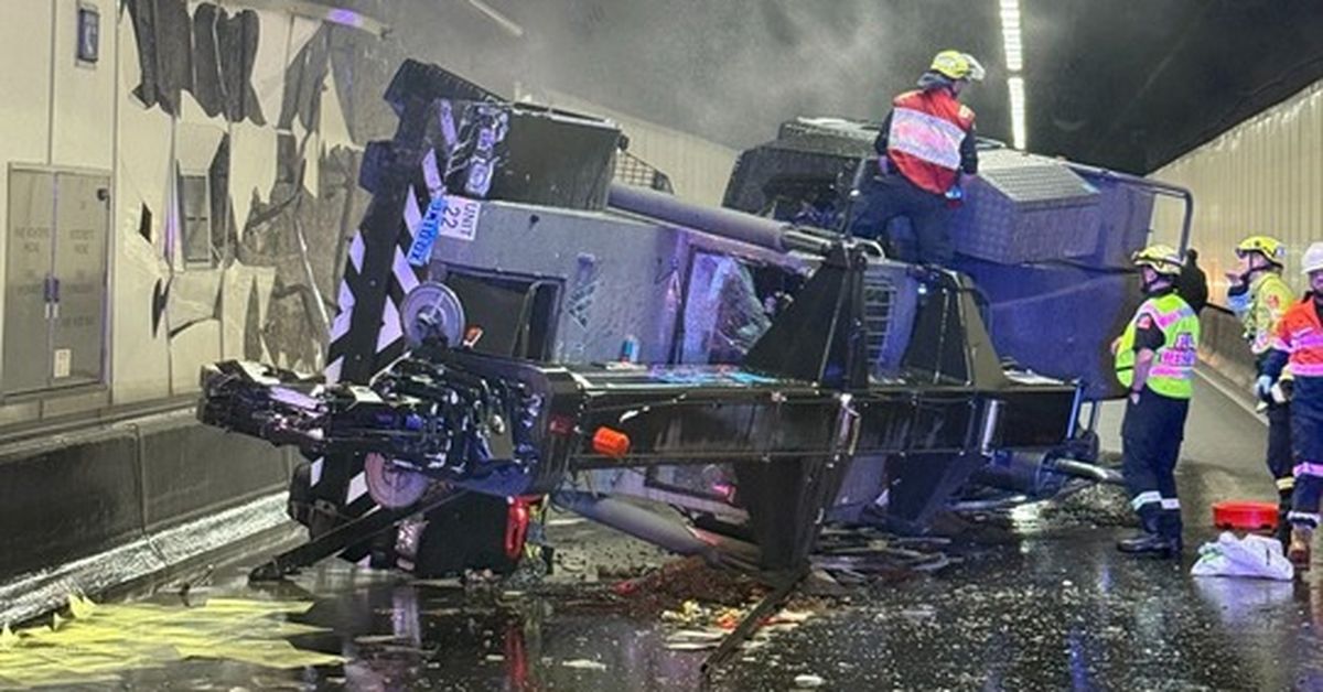 Sydney Tunnel Closure: Crane Crash Causes Oil Spill